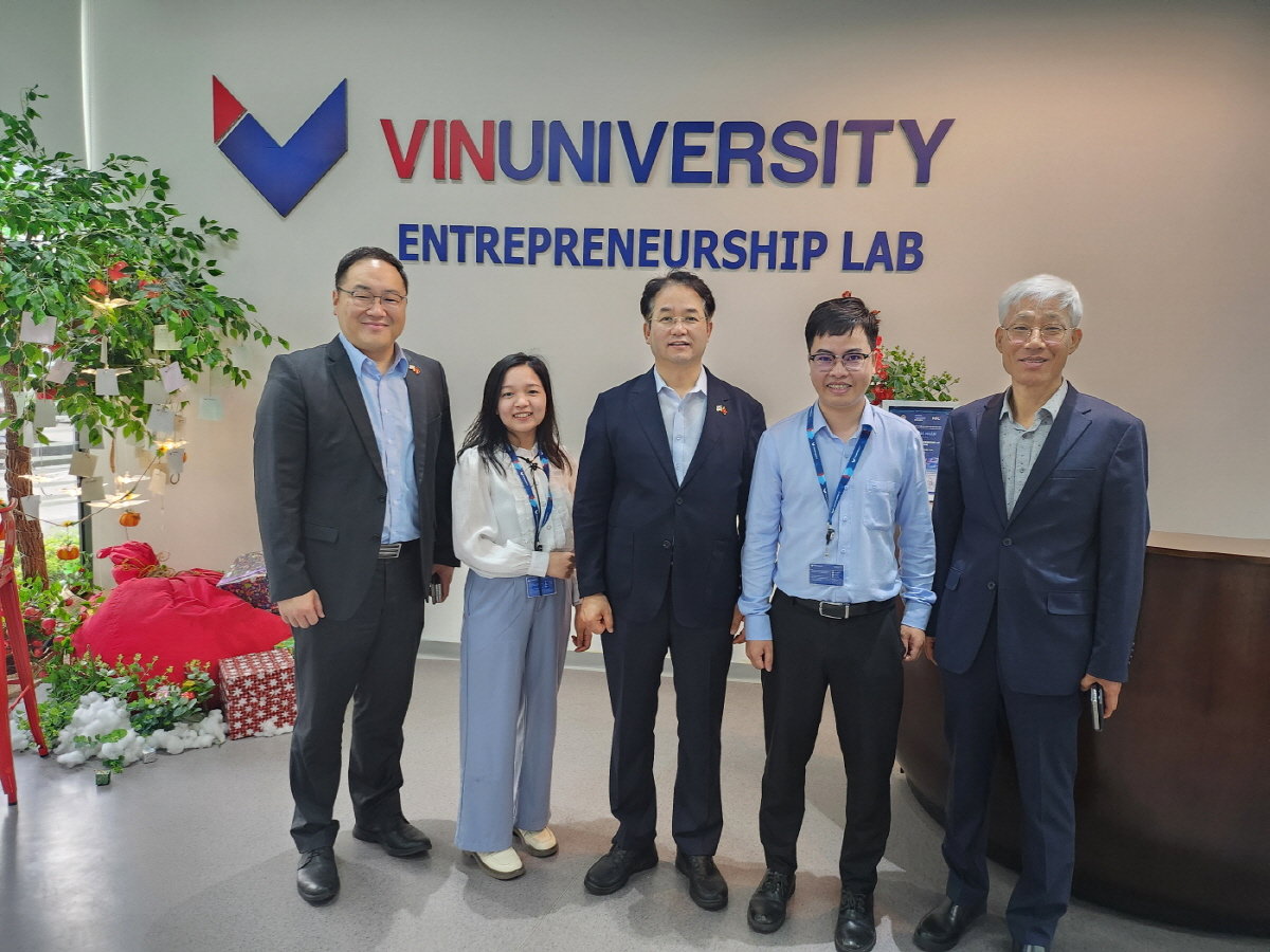 빈 대학 방문한 이동환 고양특례시장(가운데)사진제공 ㅣ고양시