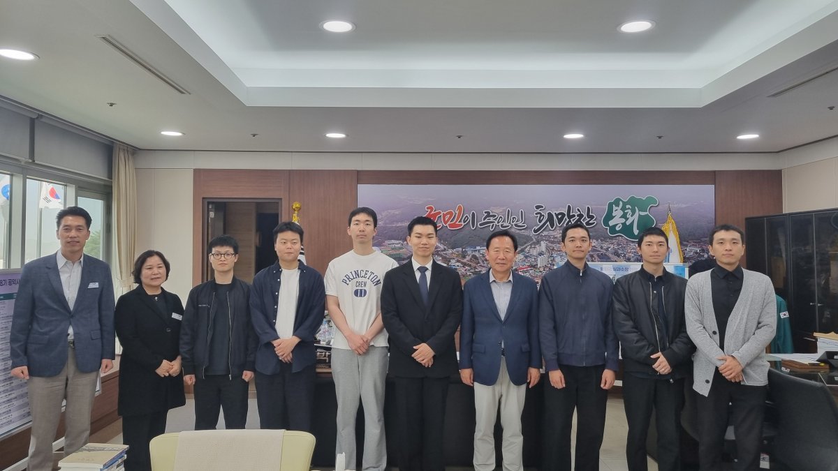 봉화군에 배치된 공중보건의사들과의 기념 촬영 모습