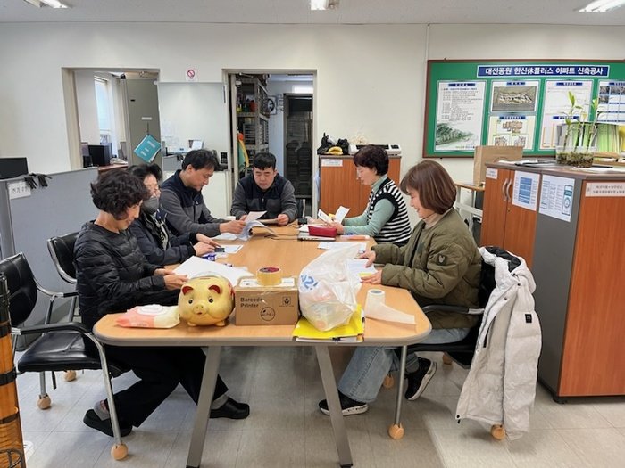 관리사무소에서 부산도시공사와 민원인과의 간담회가 진행되고 있다. 사진제공 | 부산도시공사