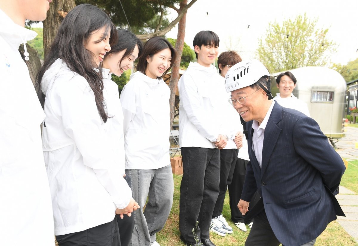 신상진 성남시장(오른쪽 두번째)이 빙상팀앞에서 모자를 쓰고 웃고있는 모습. 사진제공 ㅣ성남시