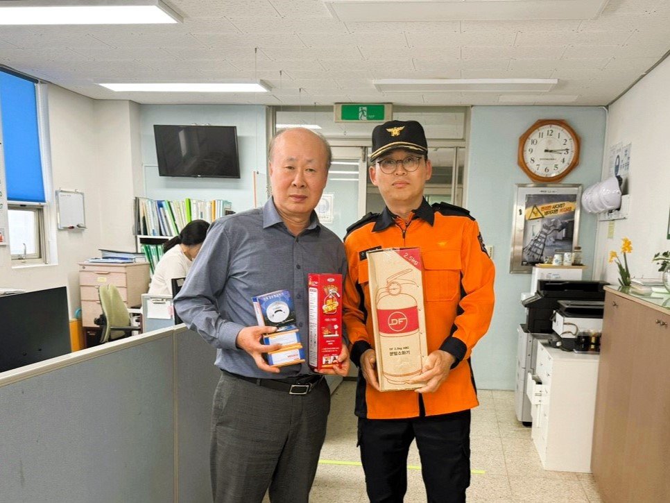 화성소방서, 주택용 소방시설 증정 이벤트 당첨자 전달 및 설치. 사진제공｜화성소방서