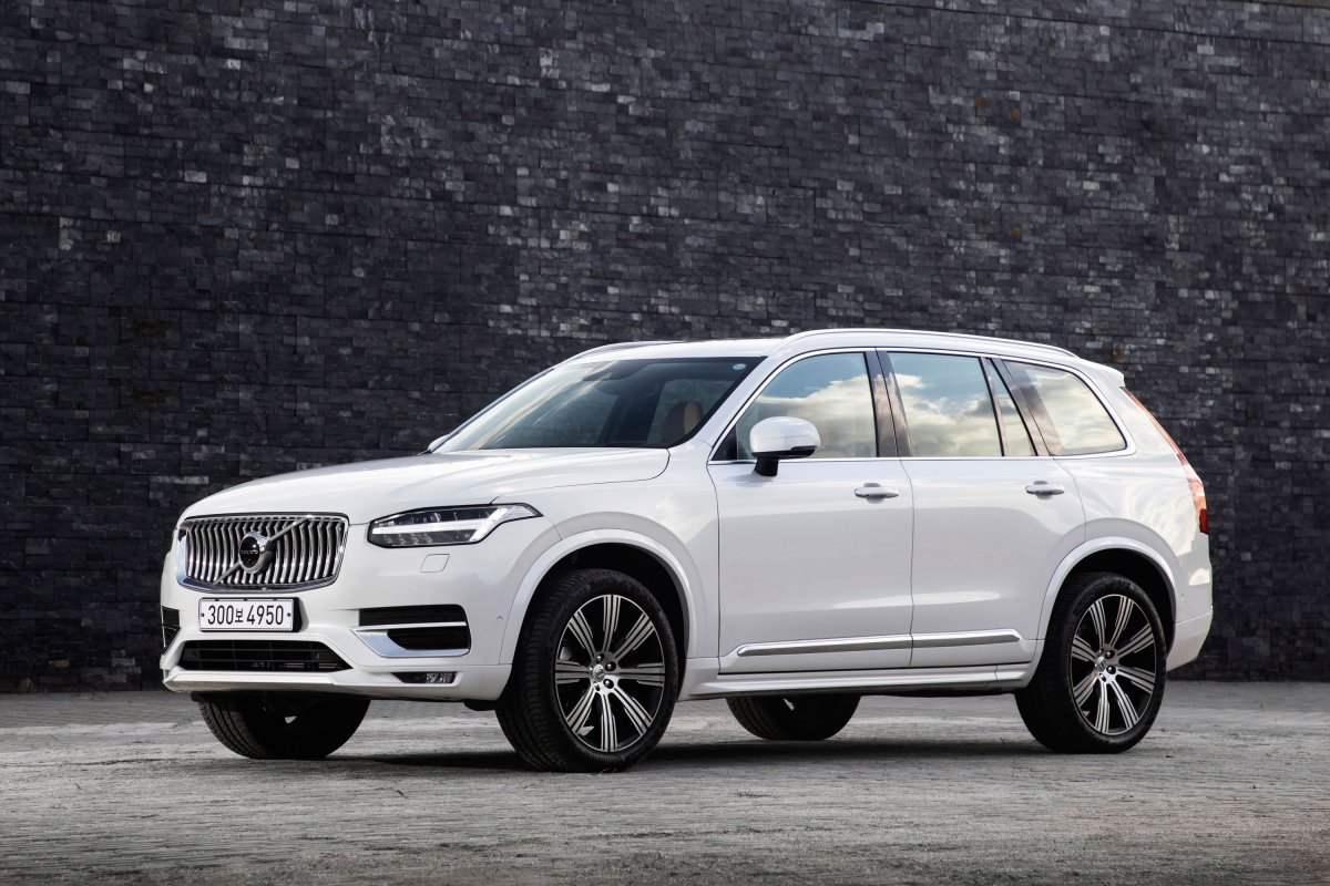 볼보의 플래그십 SUV XC90은 영국에서 2002년부터 16년간 단 한 건의 사망 사고도 발생하지 않았다. ‘교통사고 사망 및 중상자 제로’를 목표로 하는 볼보의 비전에 부합하는 대표적인 모델이다. 사진제공｜볼보자동차코리아