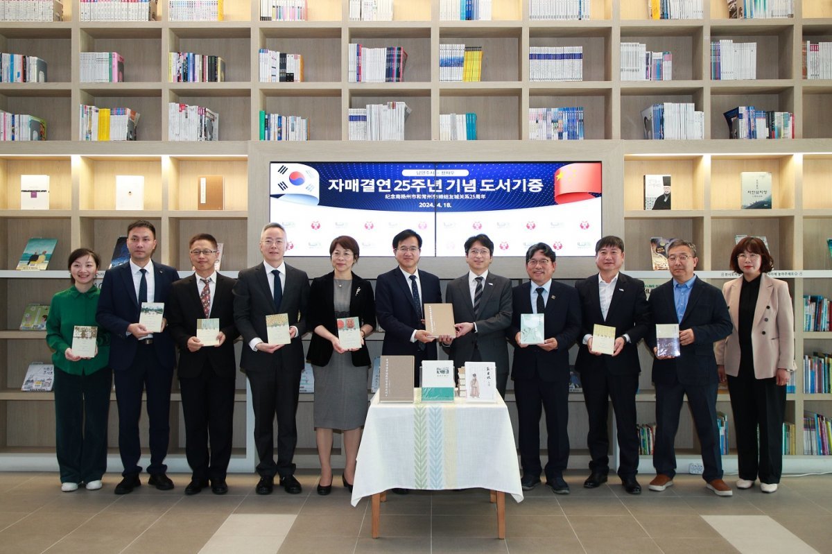 중국 창저우(상주)시 대표단이 지난 18일 남양주시와 자매결연 25주년 기념으로 남양주시를 공식 방문하여 기념 사진 촬영하고 있다. 중국 상주 쉬진 부시장 (오른쪽 여섯번째)) 남양주 홍지선 부시장(오른쪽 다섯번째). 사진제공 ㅣ남양주시