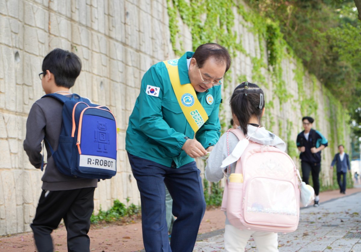 하윤수 교육감이 23일 오전 인지초 교차로에서 학생들에게 통학 지도를 하고 있다. 사진제공｜부산시교육청