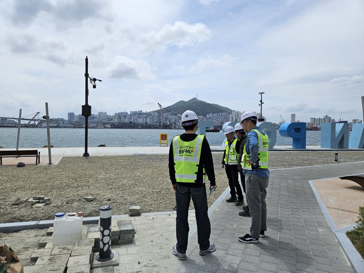 부산항만공사가 부산항 북항 재개발사업 소규모 건설공사를 대상으로 민간전문가와 함께 안전점검을 실시하고 있다. 사진제공 | 부산항만공사