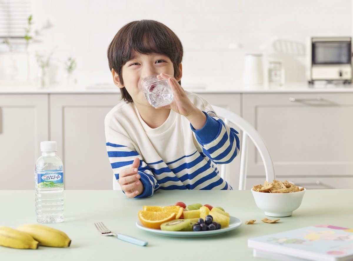 제주삼다수는 변함없는 우수한 물맛과 깨끗한 수질을 유지하기 위해 수원지부터 취수원까지 삼다수가 지나가는 모든 주변 환경을 완벽하게 관리하고 있다. 제주 삼다수를 마시고 있는 어린이. 사진제공｜제주삼다수