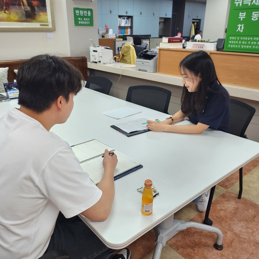 타 부서와 업무협업을 하는 군 관계자(우측). 사진제공｜단양군청