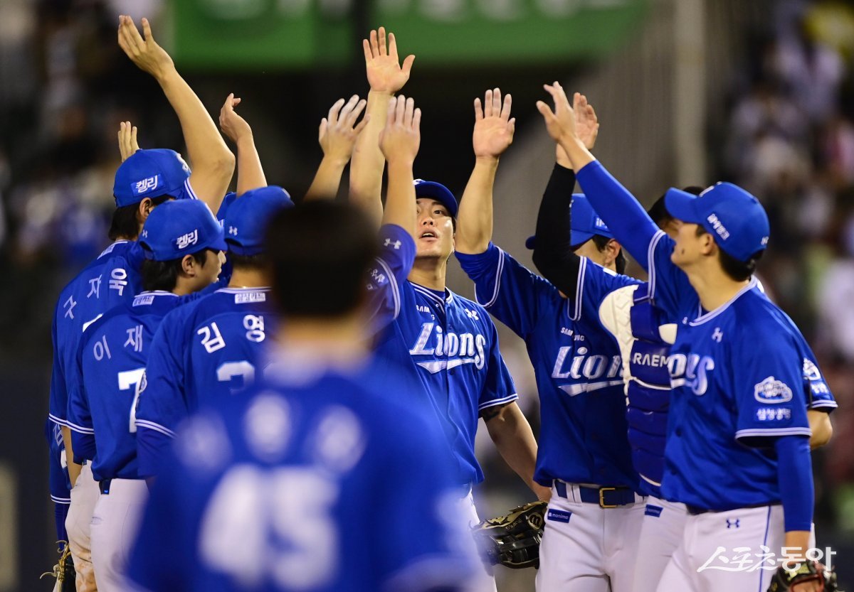 1일 서울 잠실야구장에서 열린 ‘2024 신한 SOL 뱅크 KBO리그’ 두산 베어스와 삼성 라이온즈의 경기에서 9-2로 승리한 삼성 선수들이 기쁨을 나누고 있다. 잠실 | 주현희 기자 teth1147@donga.com
