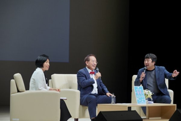 부산시교육청이 2일 오후 부산학생예술문화회관 대강당에서 ‘교육감-학부모 늘봄 토크 콘서트’를 개최한 가운데 하윤수 교육감이 학부모들과 의견을 나누고 있다. 사진제공｜부산시교육청