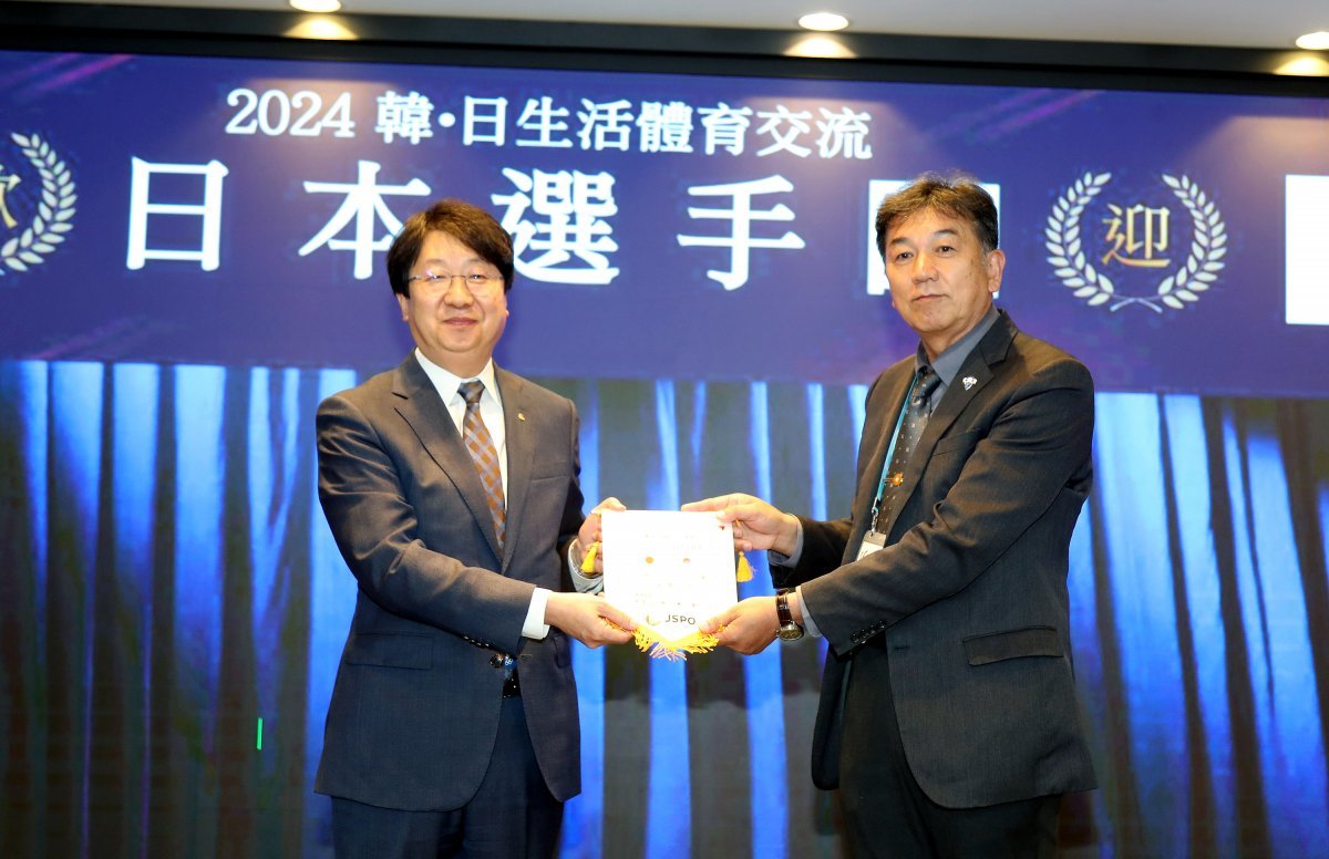 윤성욱 대한체육회 사무총장(왼쪽), 코야나기 카츠히코 일본선수단장.