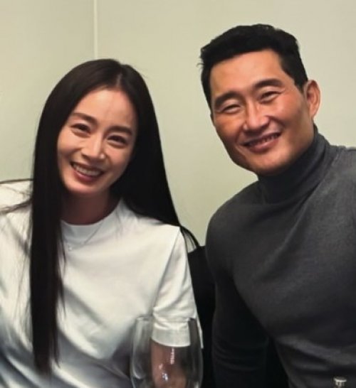 배우 김태희가 할리우드에서 활동하는 한국계 배우 대니얼 대 킴(왼쪽부터)이 주연하고 제작한 미국드라마 ‘버터플라이’에 출연, 한국에서 일부 촬영을 이어가고 있다. 사진제공｜대니얼 대 킴 SNS