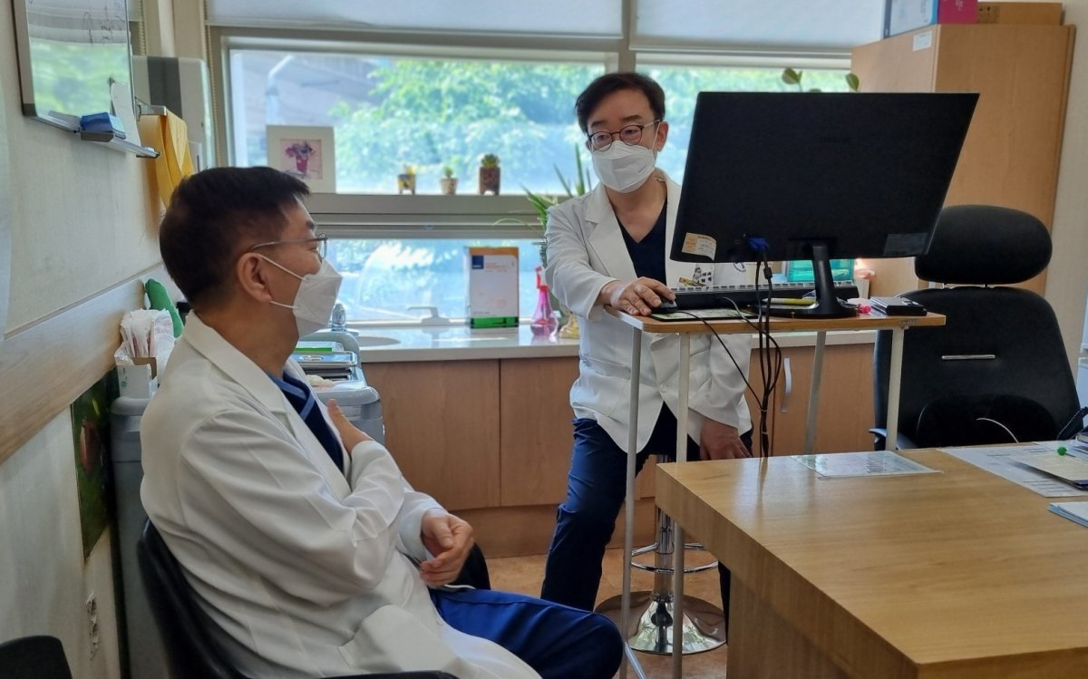 한봉주 과장(왼쪽)이 지난 4일 최필조 폐암수술센터장을 찾아가 예후 관리 방법을 묻고 있다. 사진제공｜온종합병원