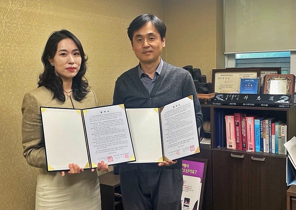 부산정보산업진흥원이 지난 3일 아이누리앤박 정신건강의학과의원과 게임과몰입 통합치료 서비스 지원을 위한 상호업무협약을 체결한 모습. 사진제공|부산정보산업진흥원