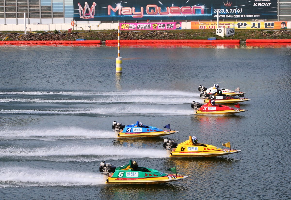 지난해 하남 미사리 경정장에서 열린 메이퀸 특별경정에서 참가 선수들이 출발선을 통과하며 경주를 시작하고 있다. 사진제공｜서울올림픽기념국민체육진흥공단 경륜경정총괄본부