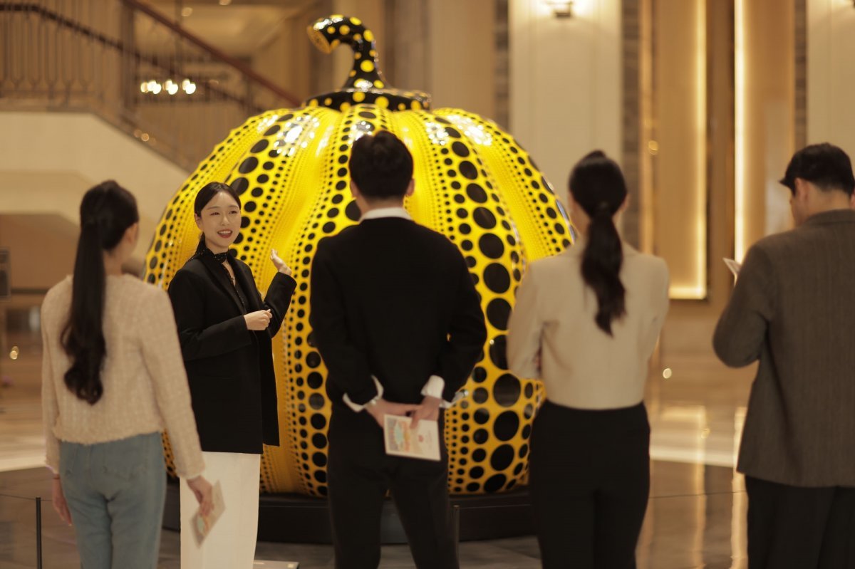 파라다이스시티  '아트 도슨트 투어'에서  리조트를 대표하는 예술작품인 쿠사마 야요이의 ‘그레이트 자이언틱 펌킨’을 해설하고 있다.투어는 5월부터 투숙객을 대상으로 사전예약제로 운영하고 있다.
사진|파라다이스시티