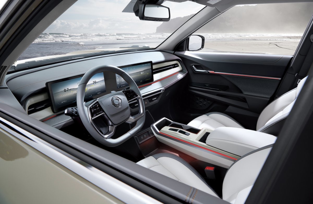 ‘더 뉴 토레스’는 고객 선호도가 높은 사양을 대거 추가하고 더 모던해진 실내 디자인을 전면 도입한 것이 특징이다. 사진제공｜KG모빌리티