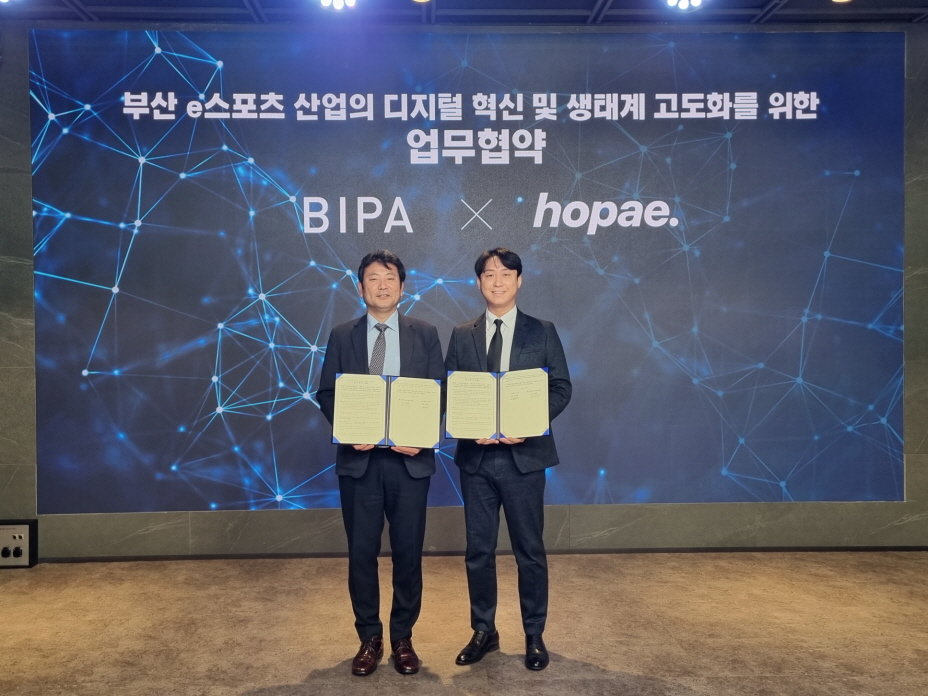 부산정보산업진흥원이 호패와 지난 7일 브레나에서 e스포츠 산업의 디지털 혁신·블록체인 분산 신원증명(DID) 기술을 활용한 이스포츠 생태계 고도화 업무협약을 체결한 가운데 김태열 원장(왼쪽)이 심재훈 대표와 기념촬영을 하고 있다. 사진제공 | 부산정보산업진흥원