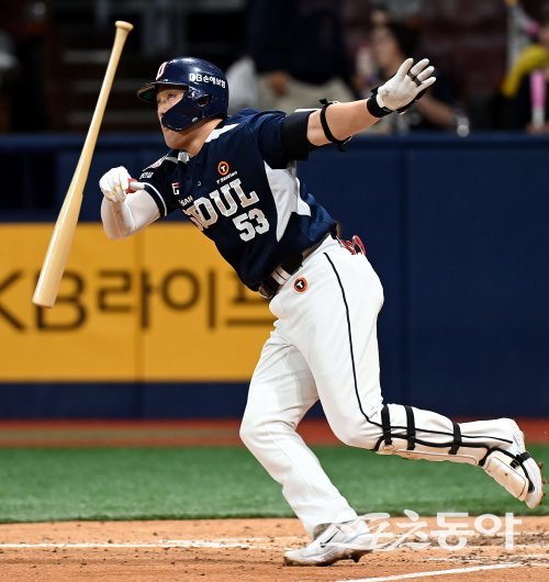 8일 서울 고척스카이돔에서 ‘2024 신한 SOL 뱅크 KBO리그’ 키움 히어로즈와 두산 베어스의 경기가 열렸다. 6회초 무사에서
두산 양석환이 솔로 홈런을 쏘아 올리고 있다. 고척 | 김민성 기자 marineboy@donga.com