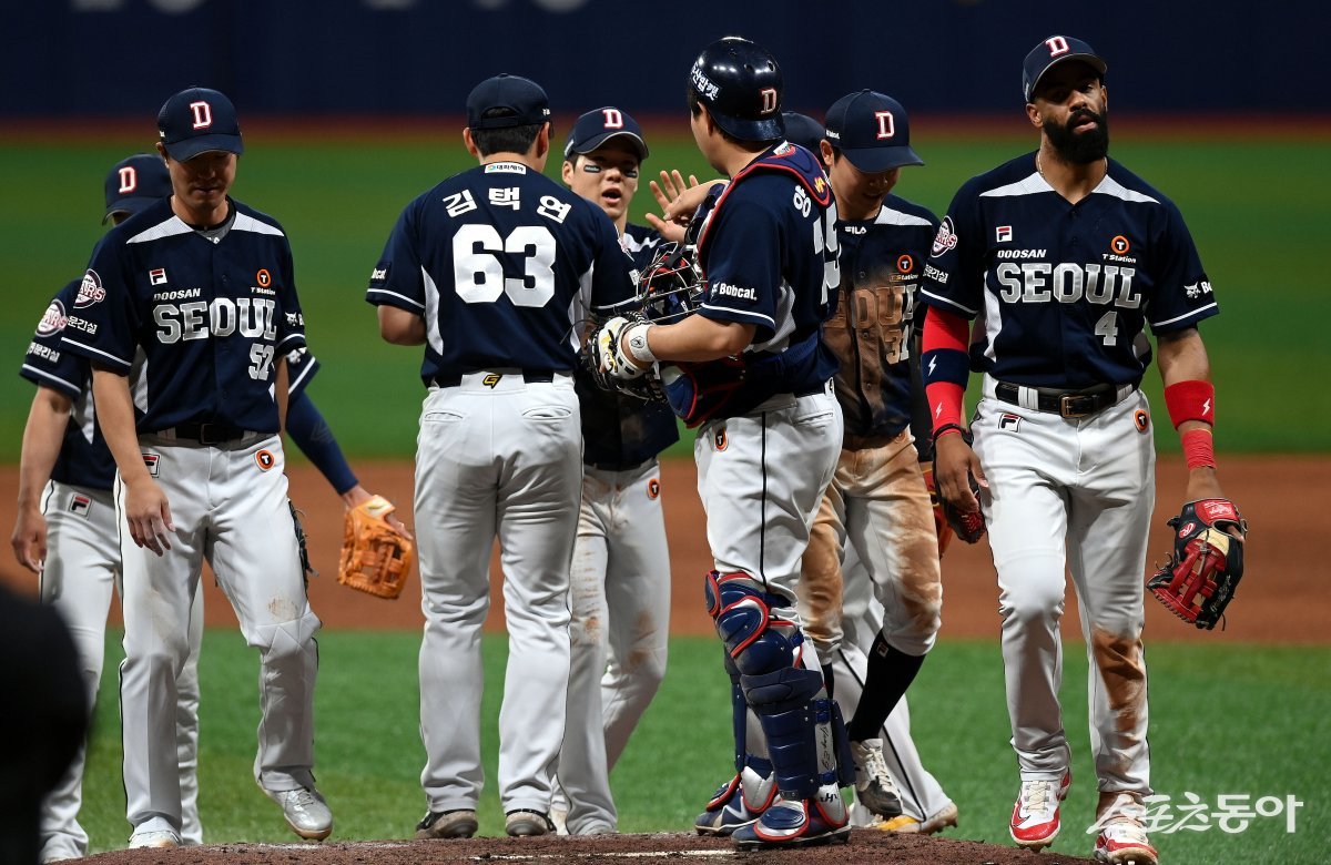 8일 서울 고척스카이돔에서 ‘2024 신한 SOL 뱅크 KBO리그’
키움 히어로즈와 두산 베어스의 경기가 열렸다. 두산이 키움을 상대로 6-1 승리 후 선수들이 그라운드에서 기쁨을 나누고 있다.
고척 | 김민성 기자 marineboy@donga.com