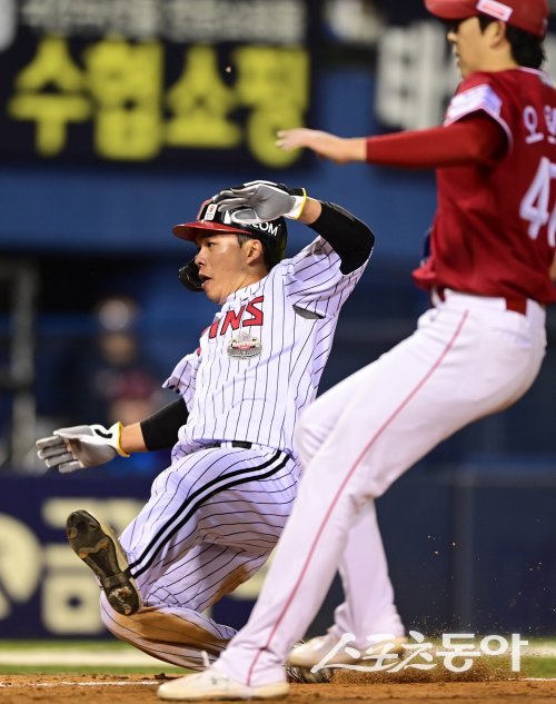 8일 서울 잠실야구장에서 열린 ‘2024 신한 SOL 뱅크 KBO리그’ LG 트윈스와 SSG 랜더스의 경기에서 5회말 1사 3루 
LG 김현수의 타석 때 3루주자 문성주가 SSG 오원석의 폭투를 틈타 홈으로 파고들어 세이프 되고 있다. 잠실 | 주현희 기자 
teth1147@donga.com