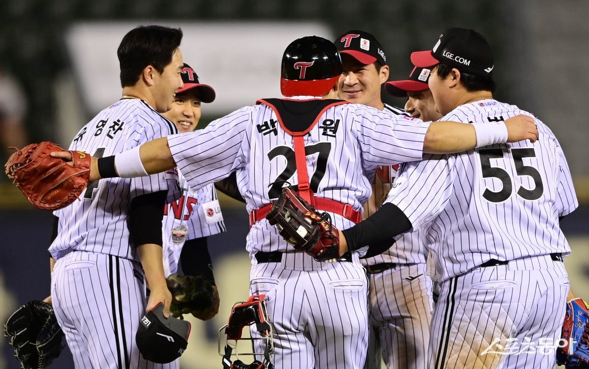 8일 서울 잠실야구장에서 열린 ‘2024 신한 SOL 뱅크 KBO리그’ LG 트윈스와 SSG 랜더스의 경기에서 8-5로 승리한 LG 선수들이 기쁨을 나누고 있다. 잠실 | 주현희 기자 teth1147@donga.com