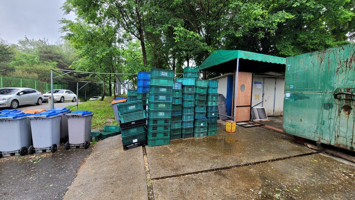 여산휴게소 내부_ 잔반통을 통해 음식물쓰레기가 배출되고 있는 모습. 사진 | 홍문수 기자