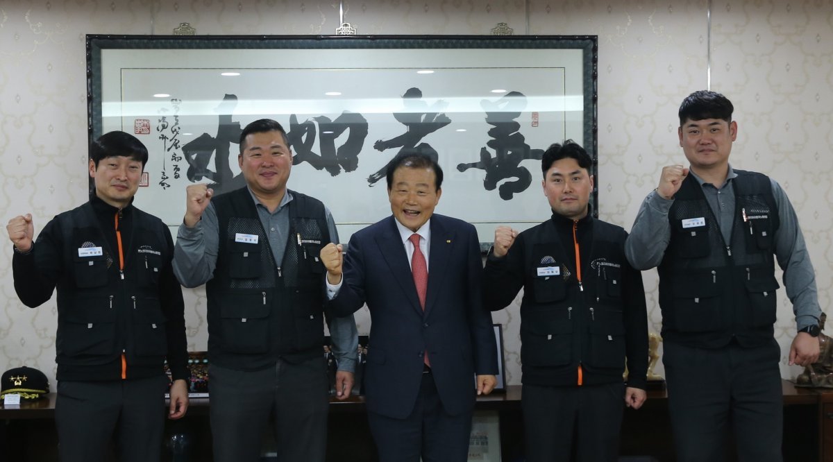 지난 8일 양재생 회장(가운데)이 르노코리아의 김동석 노조위원장을 비롯한 집행부와 간담을 가진 가운데 기념촬영을 하고 있다. 사진제공 | 부산상공회의소