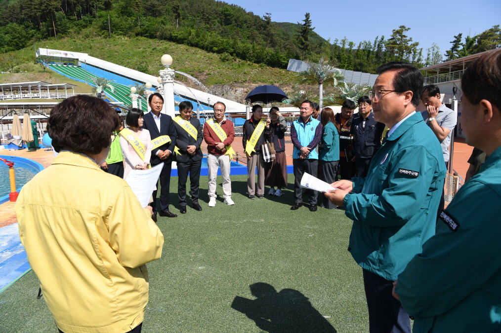 유희태 완주군수가 9일 대한민국 안전대전환 ‘2024년 집중안전점검’의 일환으로 구이면에 소재한 아쿠아틱파크 아마존 현장점검을 실시했다. 사진제공｜완주군