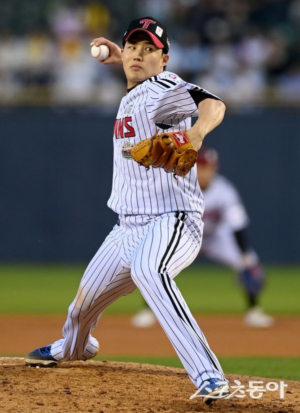 9일 서울 잠실야구장에서 '2024 신한은행 SOL뱅크 KBO리그' SSG 랜더스와 LG 트윈스 경기가 열렸다. 선발 투수로 등판한 LG 임찬규가 역투하고 있다. 잠실 | 김종원 기자 won@donga.com