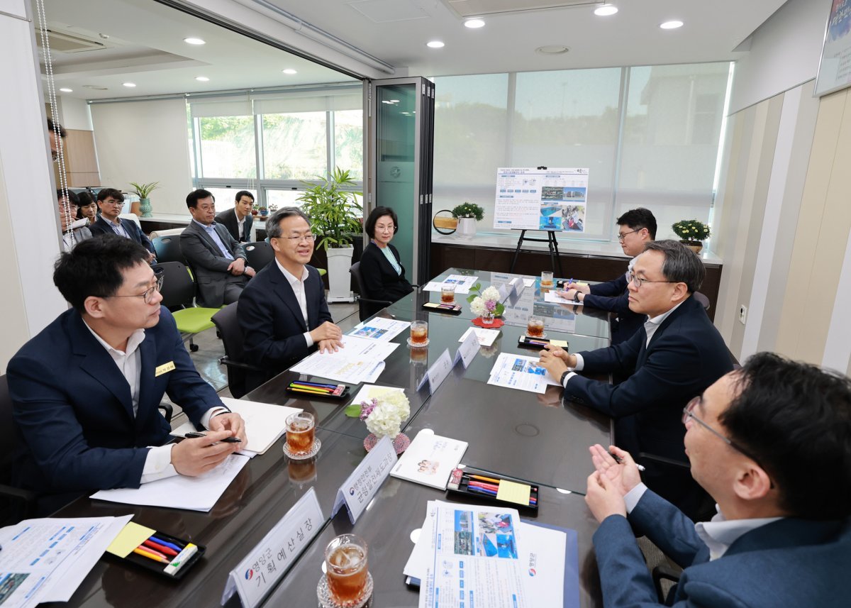 고기동 행안부 차관이 영양군을 방문해 오도창 영양군수와 환담하고 있다.