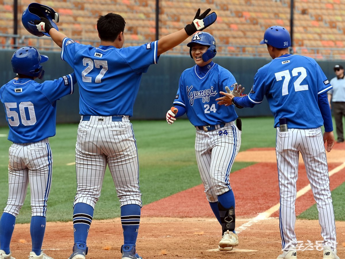 20일 서울 목동야구장에서 ‘제 78회 황금사자기 전국고교야구대회 겸 주말리그 왕중왕전(동아일보사·스포츠동아·대한야구소프트볼협회 공동주최)‘ 상동고와 경기고의 경기가 열렸다. 9회말 2사 1, 3루에서 경기고 송무경이 동점 스리런 홈런을 쏘아 올린 후 동료들의 환영을 받고 있다. 목동 | 김민성 기자 marineboy@donga.com