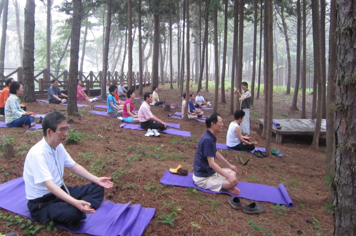 순창군 쉴랜드에서 명상을 하고 있는 사람들. 사진제공 | 순창군