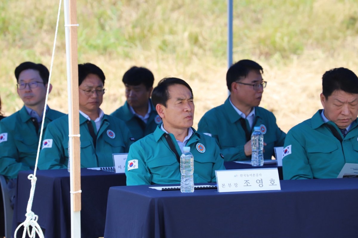 조영호 한국농어촌공사 전남본부장이 22일 나주시 영산강 승촌보에서 열린 대규모 수질오염사고 대비 방제훈련에 참여했다. 사진제공 | 박성화 기자