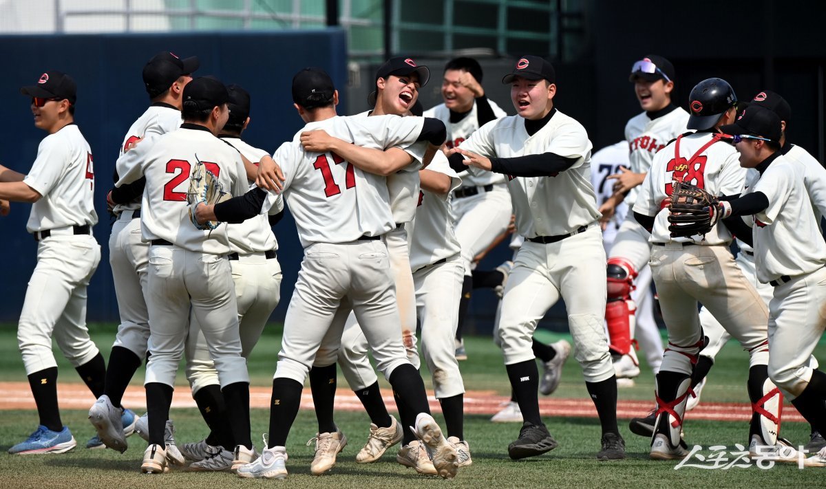 22일 서울 목동야구장에서 ‘제 78회 황금사자기 전국고교야구대회 겸 주말리그 왕중왕전(동아일보사·스포츠동아·대한야구소프트볼협회 공동주최)’ 중앙고와 유신고의 16강 경기가 열렸다. 중앙고가 유신고를 상대로 5-4 승리를 거둔 후 선수들이 그라운드에서 기쁨을 나누고 있다. 목동 | 김민성 기자 marineboy@donga.com