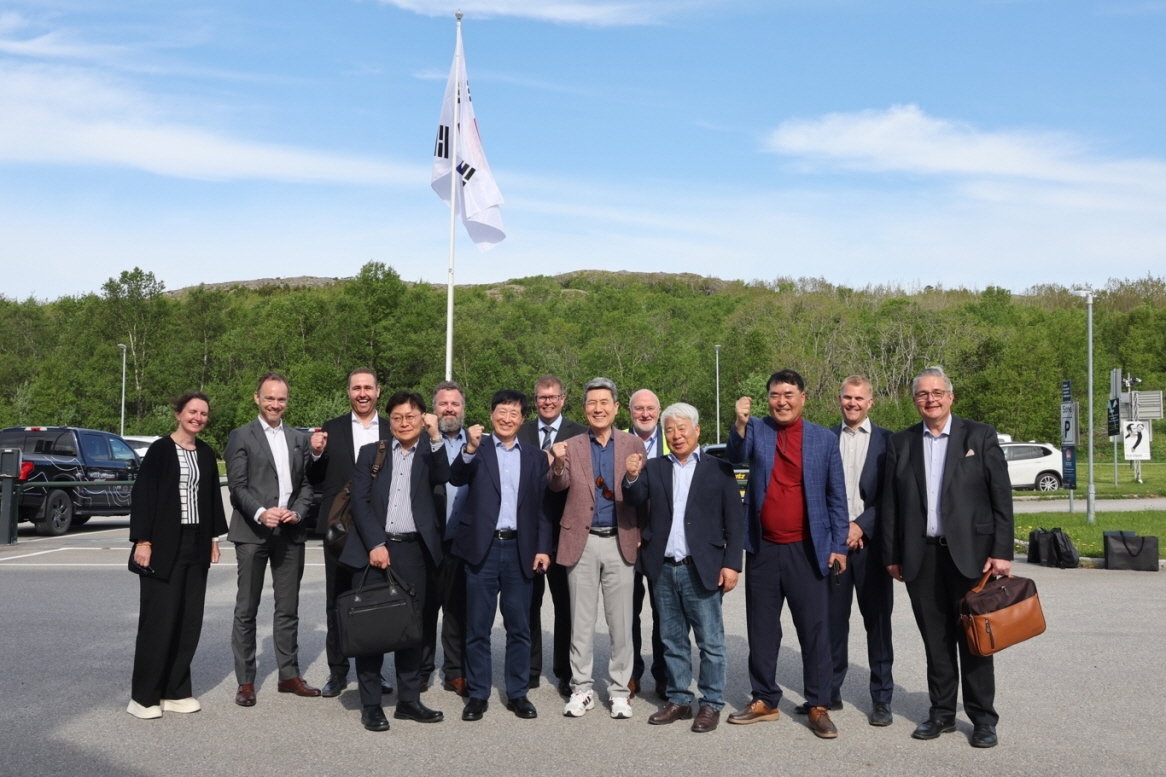 이강덕 포항시장을 비롯한 대표단이 북유럽을 방문하는 가운데 노르웨이의 수산양식 기업을 찾아 벤치마킹을 하고 기념촬영을 하고 있다.