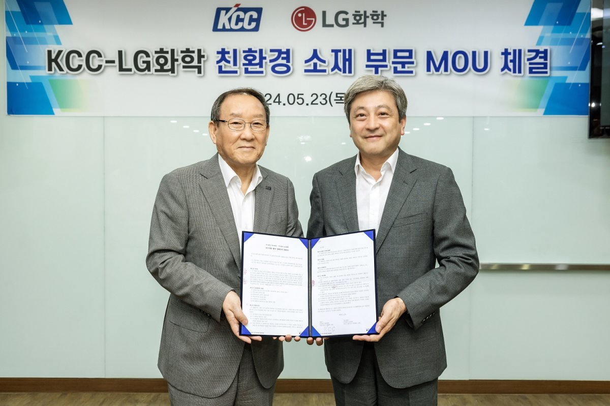 LG화학 이종구 부사장(오른쪽)과 KCC 김상훈 부사장.
사진제공｜LG화학