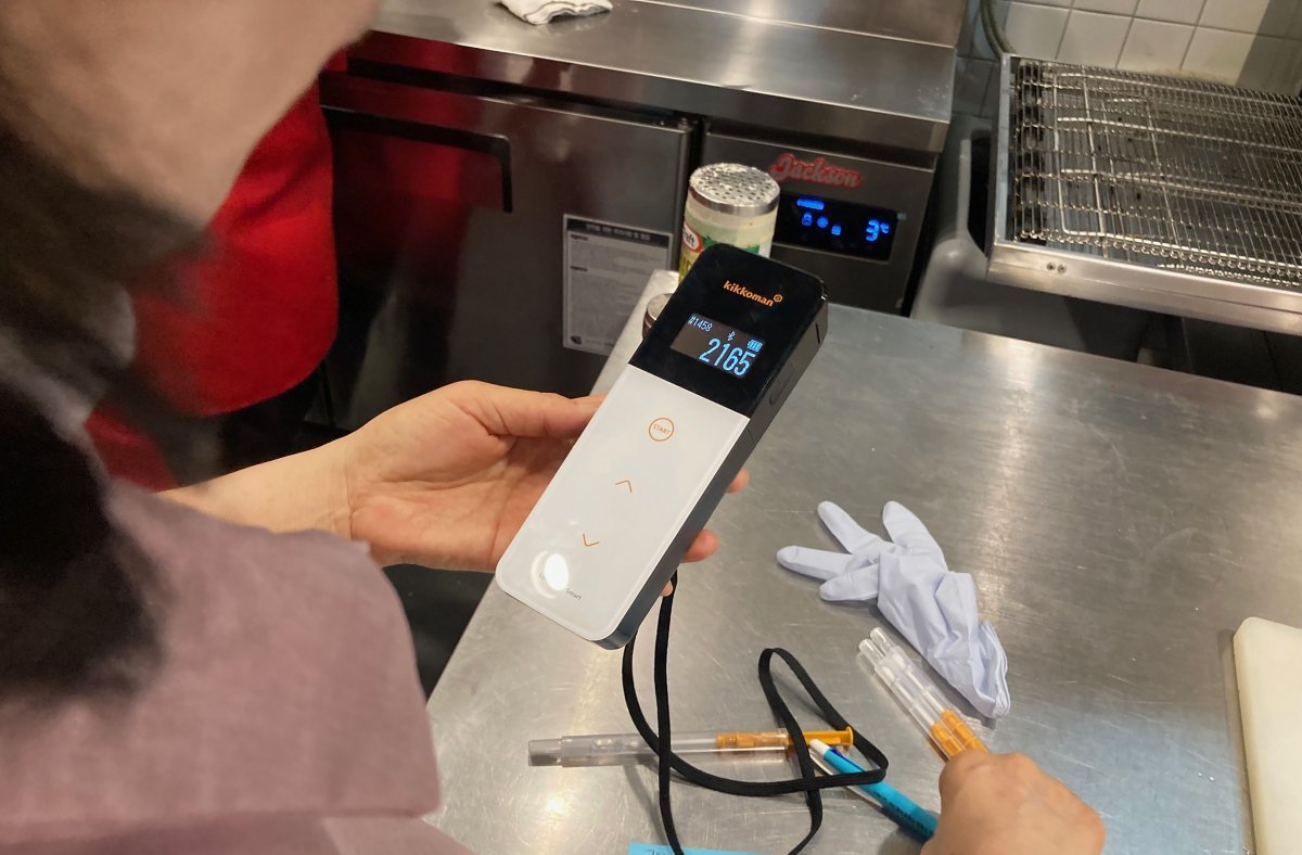 성남시가 음식포장·배달업소에서 종사자의 손, 칼, 도마 등의 오염도를 측정하는 시약 검사를 하고 있다. 사진제공 ㅣ성남시