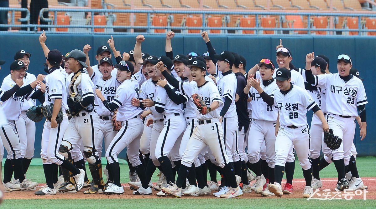26일 서울 목동야구장에서 열린 ‘제78회 황금사자기 전국고교야구대회 겸 주말리그 왕중왕전’ 4강전 강릉고와 대구상원고의 경기에서
 6-4로 승리한 대구상원고 선수들이 기쁨을 나누고 있다. 목동 | 주현희 기자 teth1147@donga.com