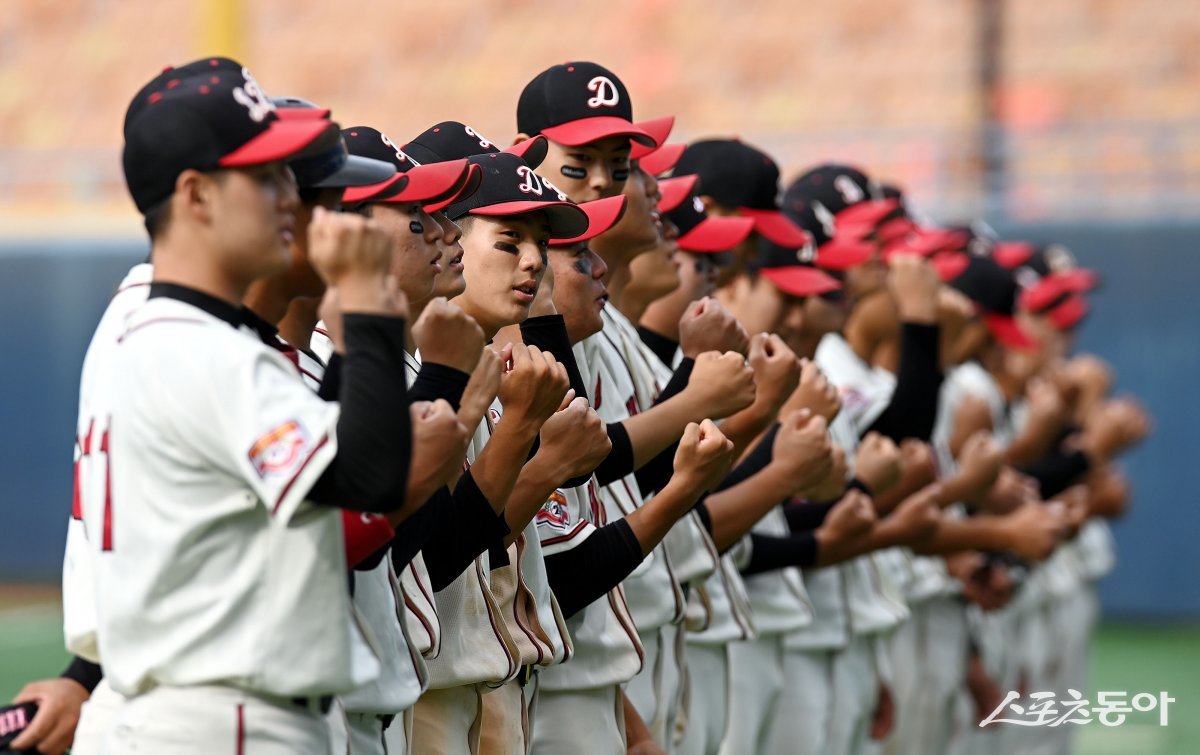 27일 서울 목동야구장에서 ‘제 78회 황금사자기 전국고교야구대회 겸 주말리그 왕중왕전(동아일보사·스포츠동아·대한야구소프트볼협회 
공동주최)’ 덕수고와 서울컨벤션고의 4강 경기가 열렸다. 덕수고가 컨벤션고를 상대로 10-5 승리를 거두며 결승에 진출 후 
선수들이 그라운드에서 교가를 부르고 있다. 목동 | 김민성 기자 marineboy@donga.com