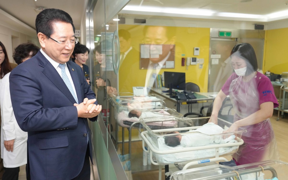 지난 27일 순천 현대여성아동병원에 입원 중인 아이들을 보고 있는 김영록 전남도지사. 사진제공 | 전남도