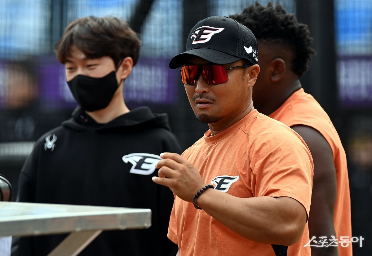 28일 대전 한화생명이글스파크에서 \'2024 신한 SOL 뱅크 KBO리그\' 한화 이글스와 롯데 자이언츠의 경기가 열린다. 경기 전
 한화 정경배 감독대행이 훈련을 지켜보고 있다. 대전 | 김민성 기자 marineboy@donga.com