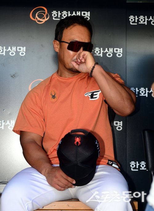 28일 대전 한화생명이글스파크에서 ‘2024 신한 SOL 뱅크 KBO리그‘ 한화 이글스와 롯데 자이언츠의 경기가 열린다. 감독 자진 사퇴 후 한화 정경배 감독대행이 인터뷰를 준비하고 있다. 대전 | 김민성 기자 marineboy@donga.com