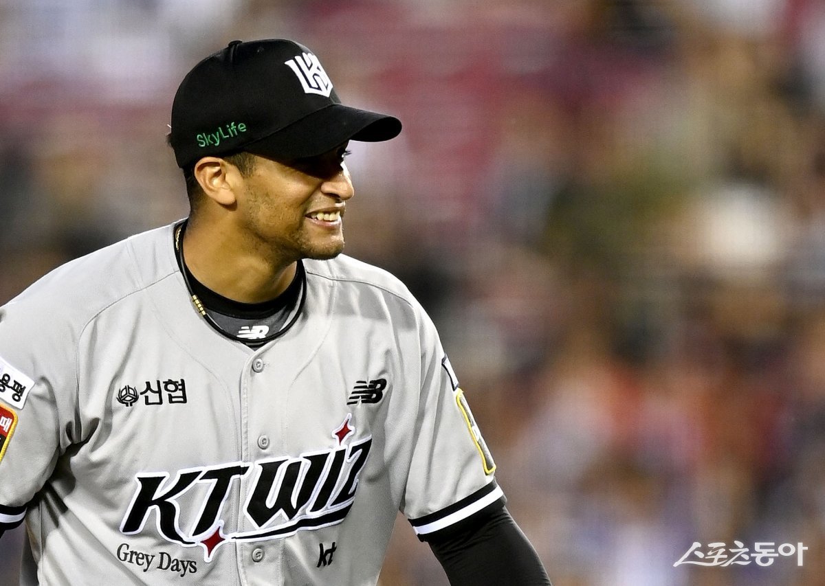 28일 서울 잠실야구장에서 \'2024 신한은행 SOL뱅크 KBO리그\' KT 위즈와 두산 베어스 경기가 열렸다. 선발 투수로 등판한
 KT 쿠에바스가 4회말 2사 1,3루 상황에서 삼진으로 이닝을 마친 후 웃고 있다. 잠실 | 김종원 기자 
won@donga.com