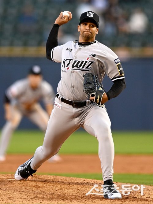 28일 서울 잠실야구장에서 '2024 신한은행 SOL뱅크 KBO리그' KT 위즈와 두산 베어스 경기가 열렸다. 선발 투수로 등판한 KT 쿠에바스가 역투하고 있다. 잠실 | 김종원 기자 won@donga.com