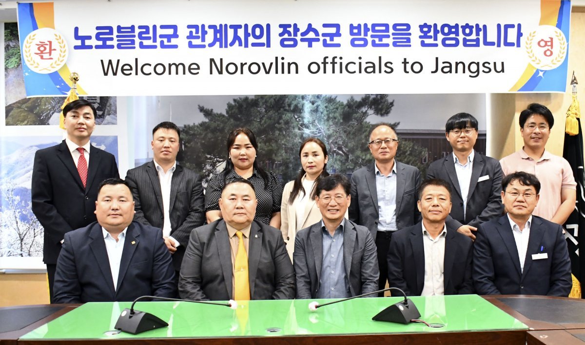 지난 28일 미래 농업 전략을 익히기 위해 장수군을 방문한 몽골 노르블링군 방문단. 사진제공 | 장수군