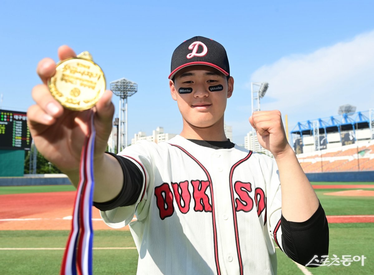 29일 서울 목동야구장에서 열린 ‘제78회 황금사자기 전국고교야구대회 겸 주말리그 왕중왕전’ 결승전 대구상원고와 덕수고의 경기에서 우승을 차지한 덕수고 정현우가 포즈를 취하고 있다. 목동 | 주현희 기자 teth1147@donga.com