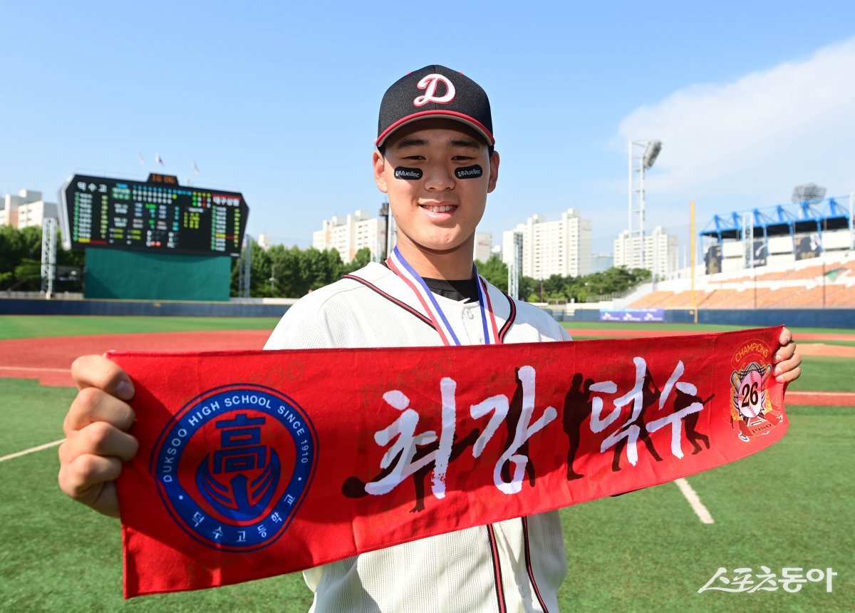 29일 서울 목동야구장에서 열린 ‘제78회 황금사자기 전국고교야구대회 겸 주말리그 왕중왕전’ 결승전 대구상원고와 덕수고의 경기에서 우승을 차지한 덕수고 정현우가 포즈를 취하고 있다. 목동 | 주현희 기자 teth1147@donga.com