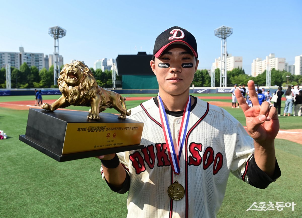 29일 서울 목동야구장에서 열린 ‘제78회 황금사자기 전국고교야구대회 겸 주말리그 왕중왕전’ 결승전 대구상원고와 덕수고의 경기에서 우승을 차지한 덕수고 박준순이 포즈를 취하고 있다. 목동 | 주현희 기자 teth1147@donga.com