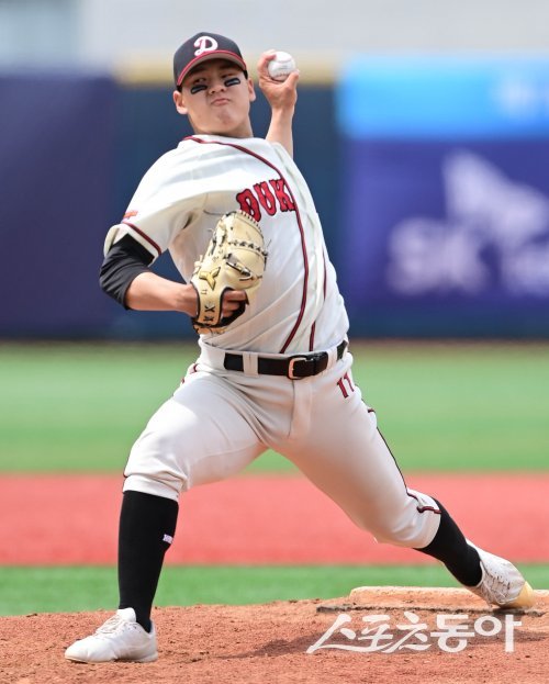 29일 서울 목동야구장에서 열린 ‘제78회 황금사자기 전국고교야구대회 겸 주말리그 왕중왕전’ 결승전 대구상원고와 덕수고의 경기에서
5회초 덕수고 정현우가 교체로 마운드에 올라 역투하고 있다. 목동 | 주현희 기자 teth1147@donga.com