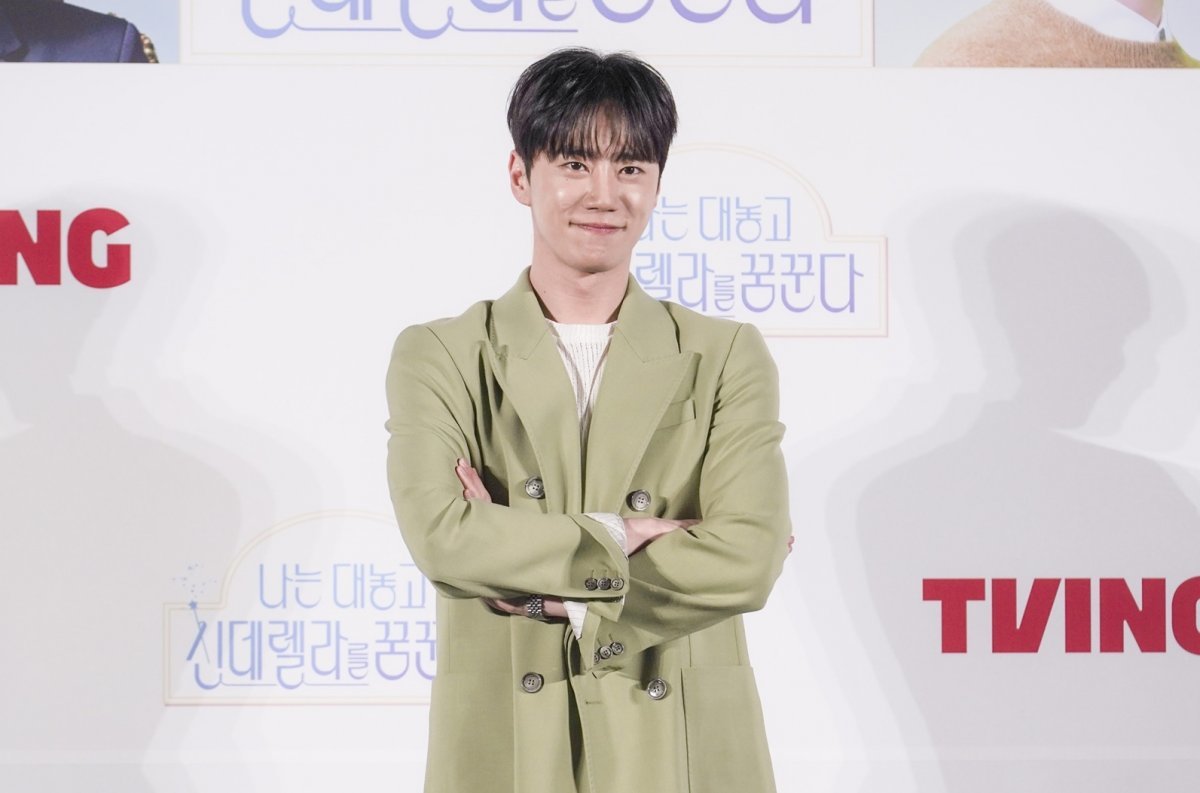 배우 이준영이 29일 서울 용산 아이파크몰 CGV에서 열린 티빙 드라마 ‘나는 대놓고 신데렐라를 꿈꾼다’ 제작발표회에서 포즈를 취하고 있다. 사진제공｜티빙